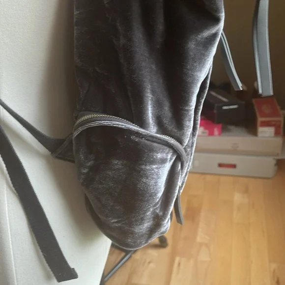 Clements Ribbiro Portobello velvet backpack is gray - Picture 2 of 7